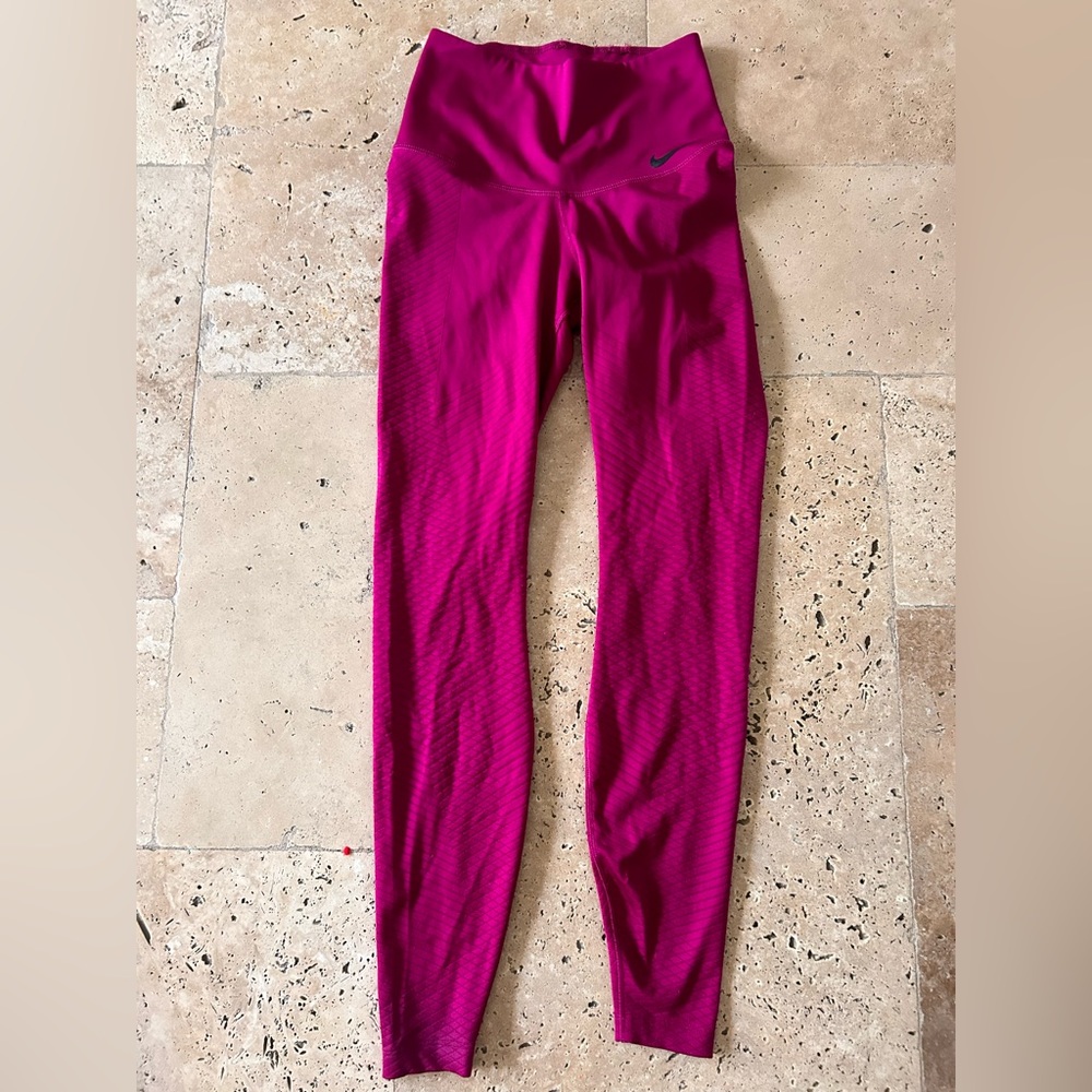 Nike magenta leggings